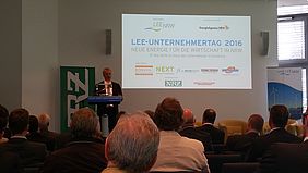 Herr Remmel, Minister für Klimaschutz, Umwelt, Landwirtschaft, Natur- und Verbraucher-schutz des Landes Nordrhein-Westfalen, referiert über die Bedeutung der Erneuerbaren Energien für das von Industrie- und Technologieunternehmen geprägte Bundesland NRW.